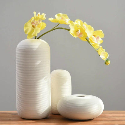 Garduru Eleganz Vase | Minimalistisches Design | Handgefertigte Weiße Keramikvase | Deko für Zuhause