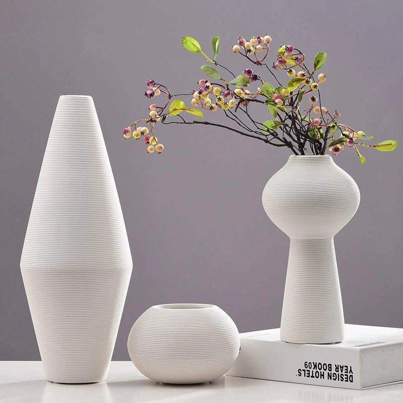 Garduru Eleganz Vase | Minimalistisches Design | Handgefertigte Weiße Keramikvase | Deko für Zuhause