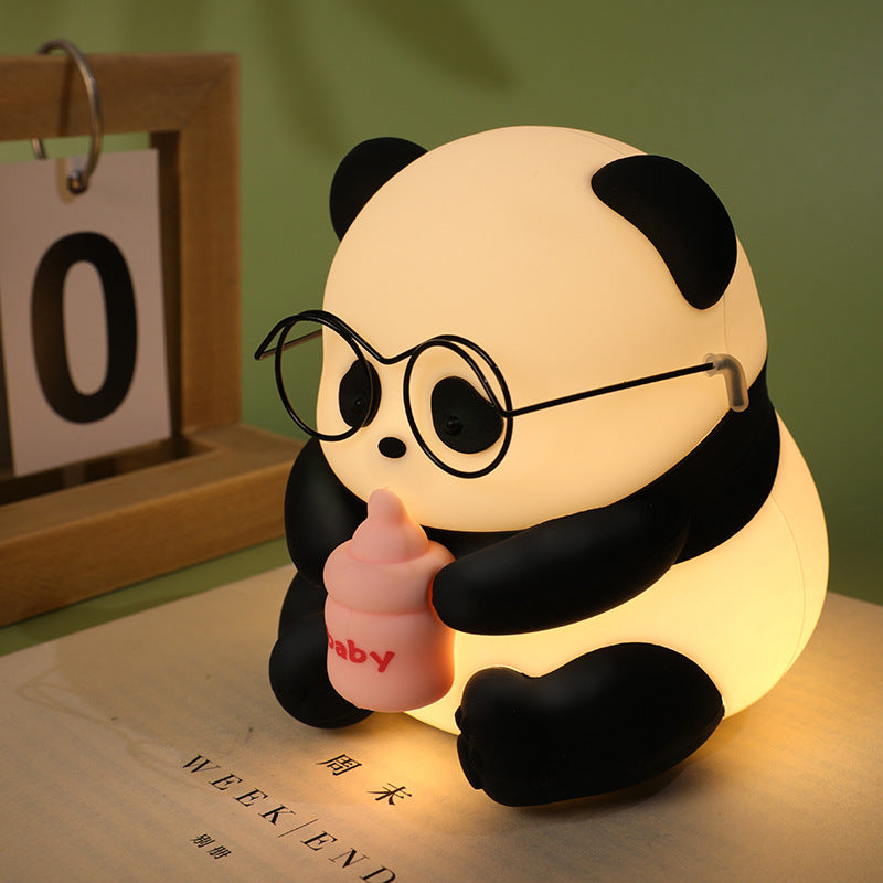 Quietsilicone Milchtrinkender Panda LED Nachtlicht - Perfektes Geschenk für Kinder und Mädchen