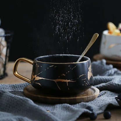 Schlanke Tasse in Schwarz mit goldenem Touch