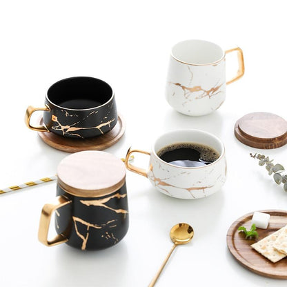 Schlanke Tasse in Schwarz mit goldenem Touch