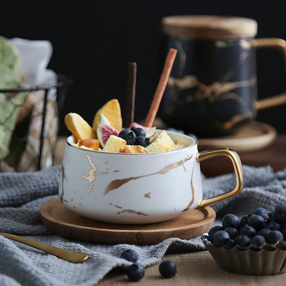 Schlanke Tasse in Schwarz mit goldenem Touch