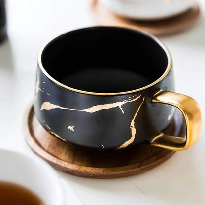 Schlanke Tasse in Schwarz mit goldenem Touch