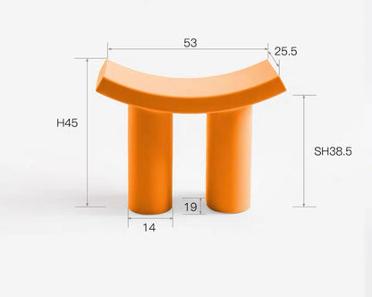 Kleiner minimalistischer langer Plastikhocker