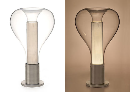 Elegante Tischlampe mit Holzfuß und Glaskuppel