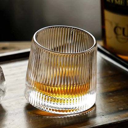 Strukturiertes Whiskyglas mit Welleneffekt