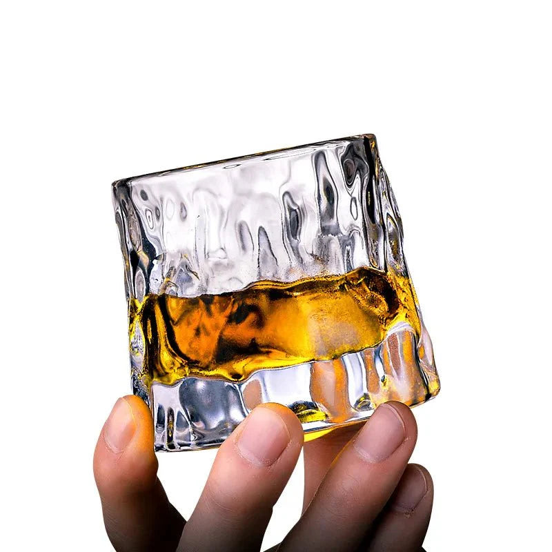 Strukturiertes Whiskyglas mit Welleneffekt