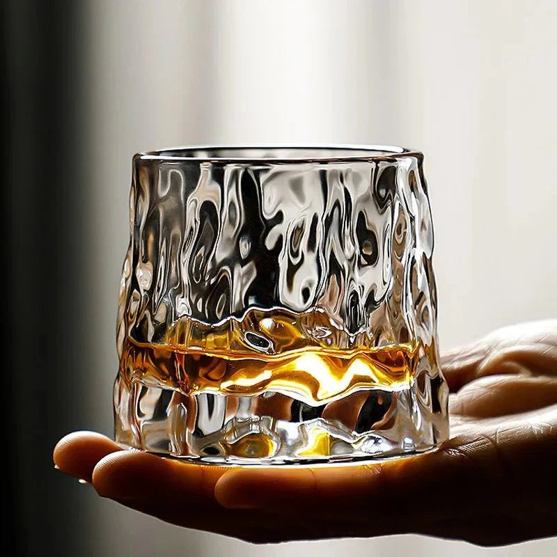 Strukturiertes Whiskyglas mit Welleneffekt