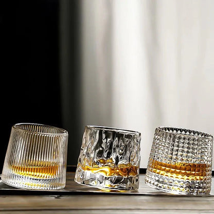 Strukturiertes Whiskyglas mit Welleneffekt