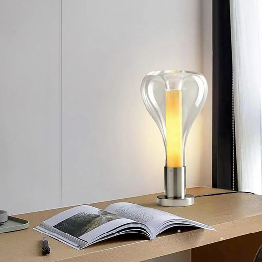 Elegante Tischlampe mit Holzfuß und Glaskuppel