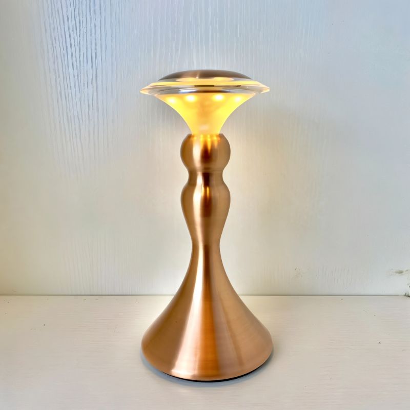 Schlanke LED-Tischlampe mit vergoldetem Fuß für elegantes Licht
