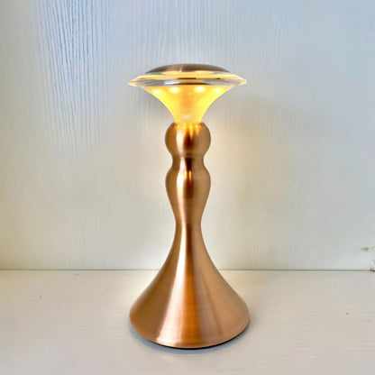 Schlanke LED-Tischlampe mit vergoldetem Fuß für elegantes Licht