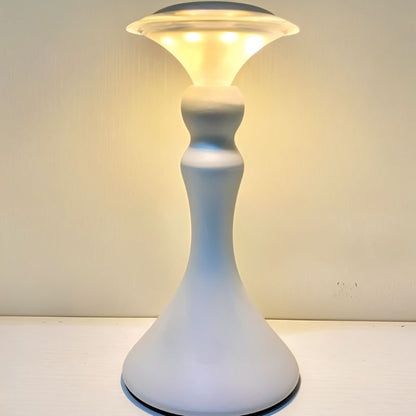 Schlanke LED-Tischlampe mit vergoldetem Fuß für elegantes Licht
