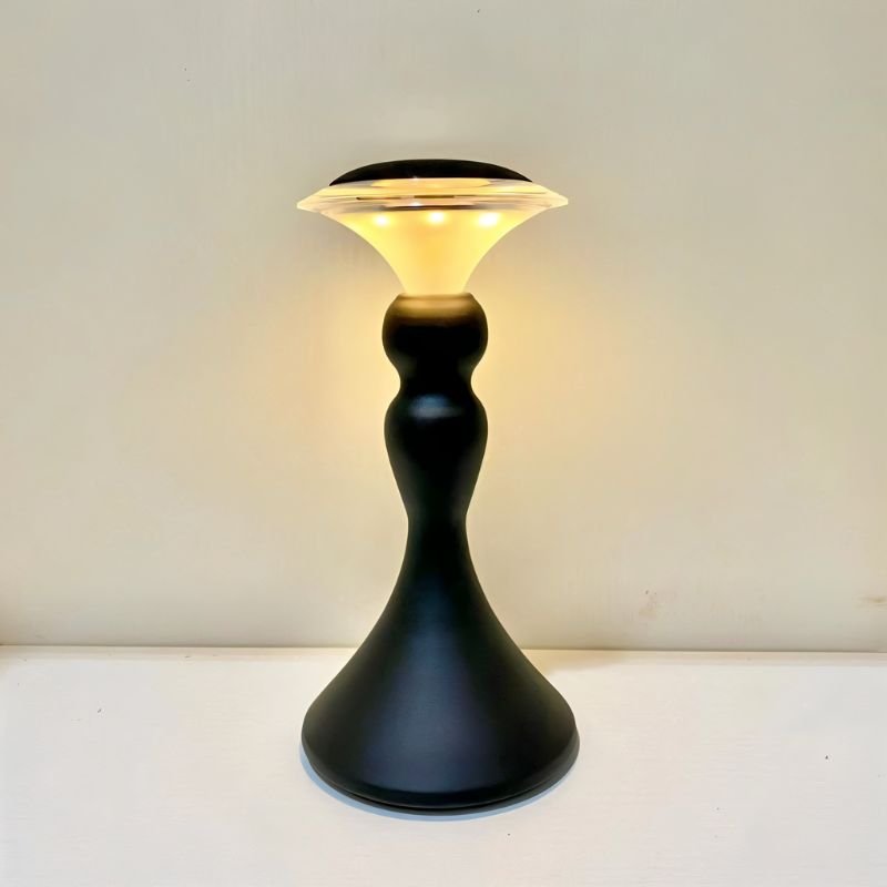 Schlanke LED-Tischlampe mit vergoldetem Fuß für elegantes Licht
