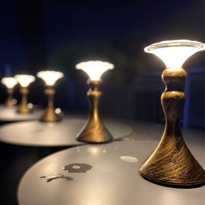 Schlanke LED-Tischlampe mit vergoldetem Fuß für elegantes Licht