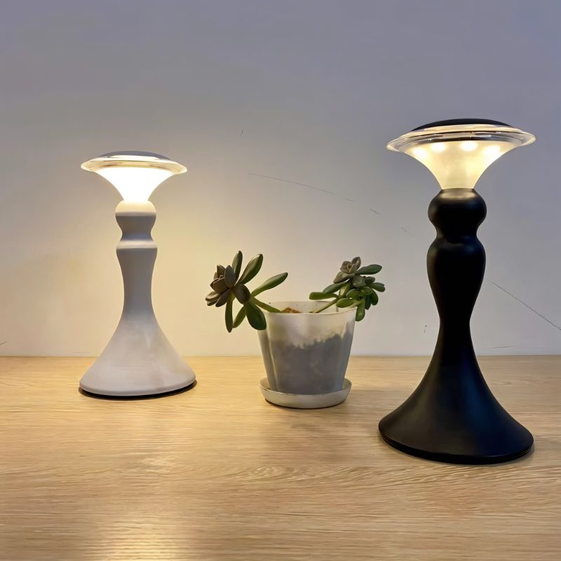 Schlanke LED-Tischlampe mit vergoldetem Fuß für elegantes Licht