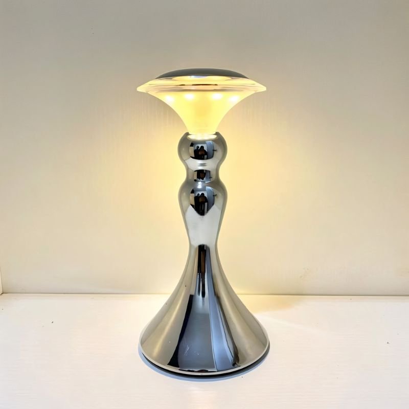 Schlanke LED-Tischlampe mit vergoldetem Fuß für elegantes Licht