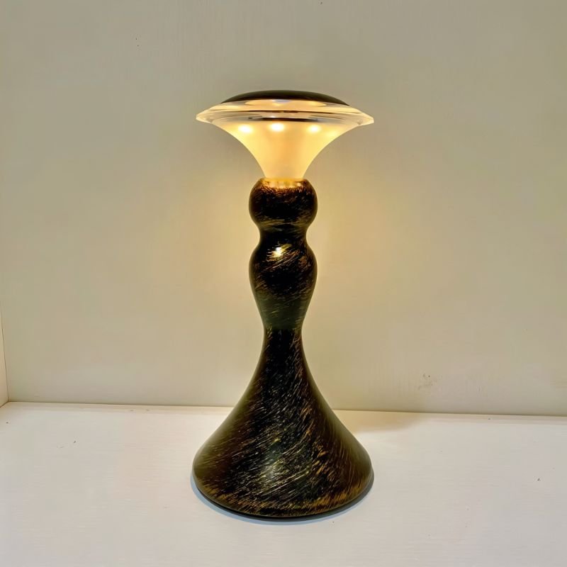 Schlanke LED-Tischlampe mit vergoldetem Fuß für elegantes Licht