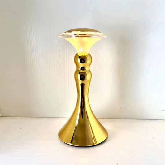 Schlanke LED-Tischlampe mit vergoldetem Fuß für elegantes Licht