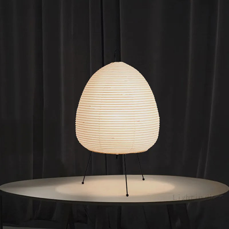 Handgefertigte Tischlampe aus Metall und Stoff | LuxeGlow