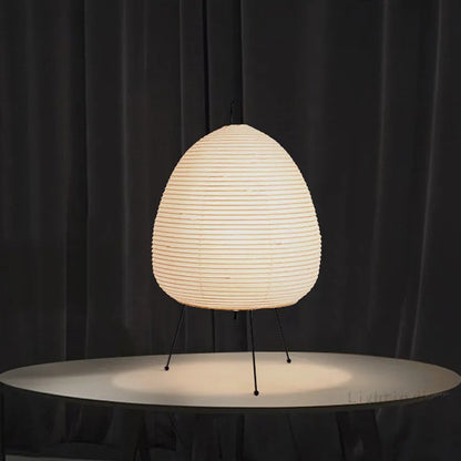 Handgefertigte Tischlampe aus Metall und Stoff | LuxeGlow