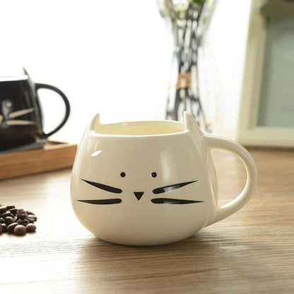 Kaffeetasse mit Löffel und Katzenmotiv