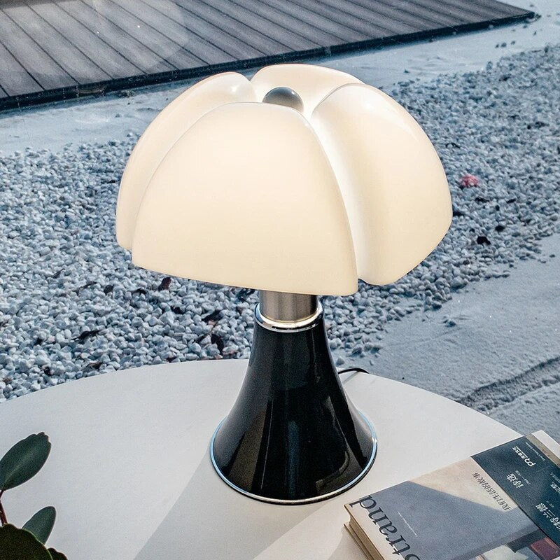 BloomSphere – Luxus Tischlampe mit raffiniertem Blumendesign