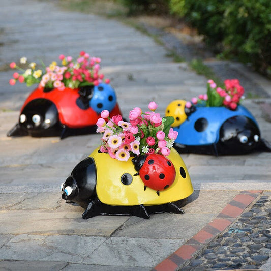 Sieben-Sterne-Marienkäfer-Blumentopf-Gartenlandschaftsskulptur aus Harz