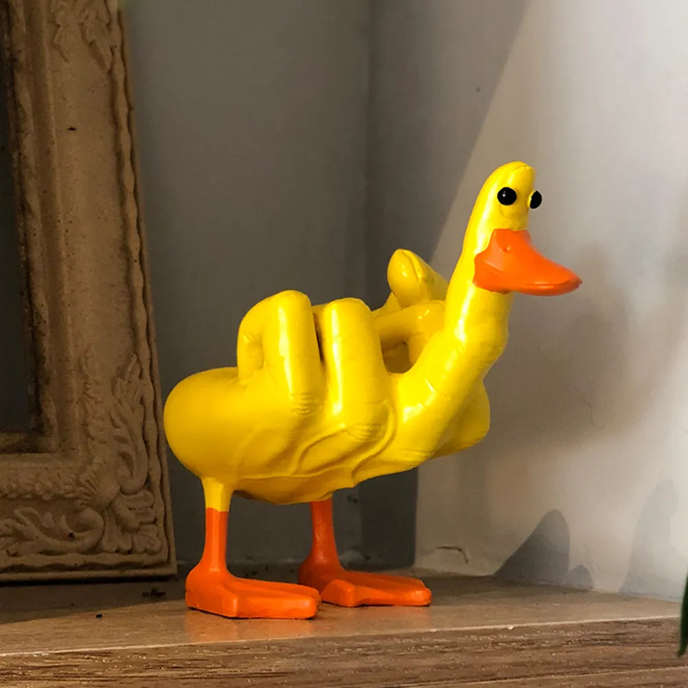 Handgefertigte Entenfigur mit erhobenem Mittelfinger
