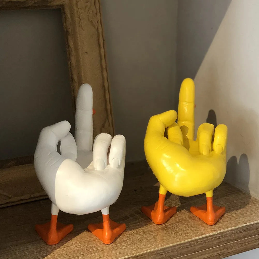 Handgefertigte Entenfigur mit erhobenem Mittelfinger