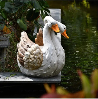 Schwanen-Serenität: Gartenkunstwerk