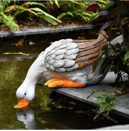 Schwanen-Serenität: Gartenkunstwerk