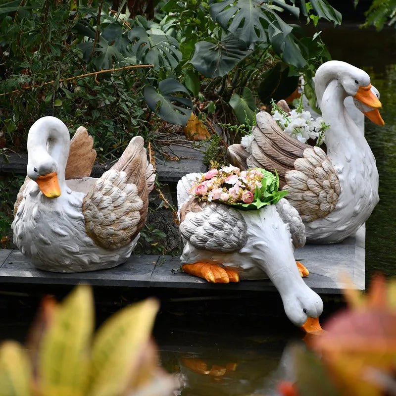 Schwanen-Serenität: Gartenkunstwerk