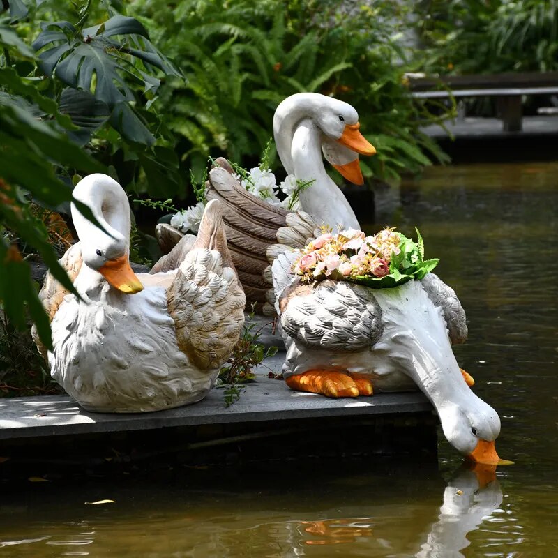 Schwanen-Serenität: Gartenkunstwerk