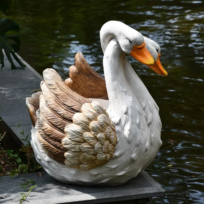 Schwanen-Serenität: Gartenkunstwerk