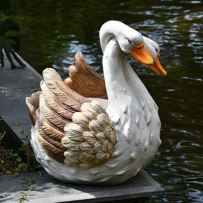 Schwanen-Serenität: Gartenkunstwerk