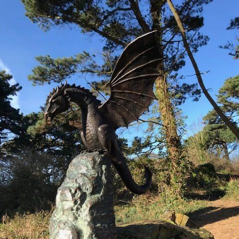 Majestätische feuerspeiende Drachenbrunnenskulptur