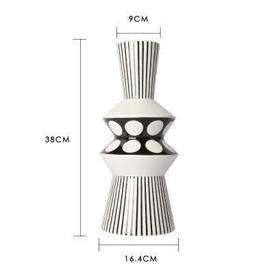 Geometrische Schwarz-Weiß-Vasen